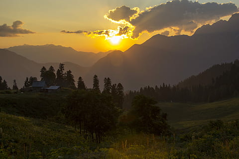 bjerge, natur, skyer, landskab, bjerg, græs, solnedgang, himmel, Abkhasien, ro, scenics, rolig scene, skønhed i naturen, scenics - natur, træ, plante, sky - himmel, ikke-urbane scene, miljø, idyllisk, bjergkæde, ingen mennesker, orange farve, sol, silhuet, udendørs, bjergtop, nåletræ, 5K, CC0, offentligt domæne, royaltyfrie