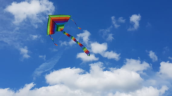 fotografie, culori asortate, zbor, zmeu, cer, nori, distracţie, vară, a zbura, în aer liber, culoare, colorat, pasiune, curcubeu, kiting, nor - cer, vedere unghiulară joasă, la mijlocul-aer, natură, albastru, kite - jucărie, zi, mişcare, multi colorate, vânt, libertate, transport, nici o persoana, mediu inconjurator, vehiculul aerian, sportiv, 4K, CC0, domeniu public, fără drepturi de autor