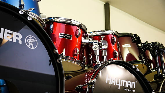 batteri, klippe, instrumenter, transportform, transportmidler, motorcykel, trommeslagsinstrument, ingen mennesker, rød, percussion instrument, metal, trommesæt, køretøjsdel, tæt på, land køretøj, tromme, by, musikinstrument, sportsrace, musik, hastighed, kunstkultur og underholdning, musikalsk udstyr, rockmusik, 2K, CC0, offentligt domæne, royaltyfrie
