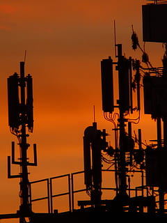 solnedgang, skyer, sol, himmel, Abendstimmung, romantik, ild, efterglød, brænde, brændende himmel, hjem, bygning, antenner, radio, radiosystem, antenne, antennemast, arkitektur, sende, silhuet, belyst, skumring, industri, fabrik, orange farve, bygget struktur, bygning udvendig, natur, ingen mennesker, teknologi, udendørs, gade, sky - himmel, meddelelse, tårn, skønhed i naturen, gadebelysning, 2K, CC0, offentligt domæne, royaltyfrie