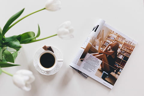 top, udsigt, åbnet, magasin, kaffe, hvid, keramisk, te kop, underkop, plante, blomster, blad, stilk, drikke, kop, krus, mad og drikke, kaffekop, kaffe - drikke, bord, forfriskning, trådløs teknologi, indendørs, Bestil, offentliggørelse, teknologi, ingen mennesker, computer, møbel, varm drikke, bærbar, stilleben, porcelæn, note pad, 5K, CC0, offentligt domæne, royaltyfrie