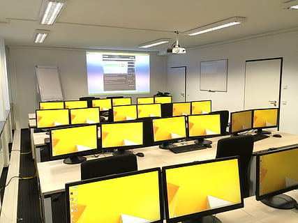 negro, plano, pantalla de la computadora mucho, salón de clases, ordenadores, educación, clase, tecnología educativa, aprendizaje, habitación, adentro, seminario, amarillo, tecnología, asiento, negocio, iluminado, arquitectura, nadie, silla, pantalla, mesa, ausencia, equipo de iluminación, ventana, Negocio corporativo, mueble, vacío, cuarto doméstico, moderno, comunicación, techo, 2K, CC0, dominio público, libre de derechos