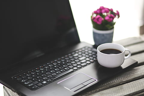 sair do trabalho, pausa, café, computador, teclado, computador portátil, caderno, porcelana, mesa, tecnologia, trabalhos, ambiente de trabalho, área de trabalho, copo, caneca, bebida, comida e bebida, xícara de café, refresco, café - bebida, comunicação, flor, conexão, ninguém, planta com flores, tecnologia sem fio, plantar, dentro de casa, xícara de chá, louças, 5K, CC0, domínio público, royalty free