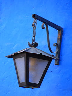 lanterna, lampada, azzurro, casa, luce, blu, illuminazione, nessuno, industria, avvicinamento, all'aperto, giorno, metallo, caratteristica della parete, sospeso, vecchio, natura, attrezzatura per l'illuminazione, legno - materiale, Inquadratura dal basso, sicurezza, architettura, struttura costruita, antico, 4K, CC0, dominio pubblico, privo di copyright