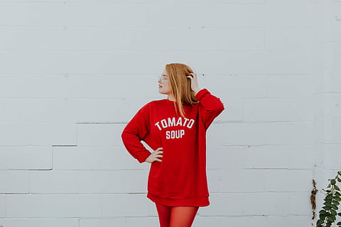 donna, rosso, stampato, giacca, in piedi, bianca, calcestruzzo, parete, verde, frondoso, pianta, donna in rosso, zuppa di pomodoro, donne, capelli biondi, etnia caucasica, una persona, all'aperto, adulto, femmine, persone, inverno, sorridente, solo una giovane donna, solo una donna, solo donne, giovane adulto, caratteristica della parete, persone reali, testo, stili di vita, attività di svago, abbigliamento casual, capi di abbigliamento, tre quarti, giorno, comunicazione, sceneggiatura occidentale, giovani donne, struttura costruita, architettura, acconciatura, adolescente, 5K, CC0, dominio pubblico, privo di copyright