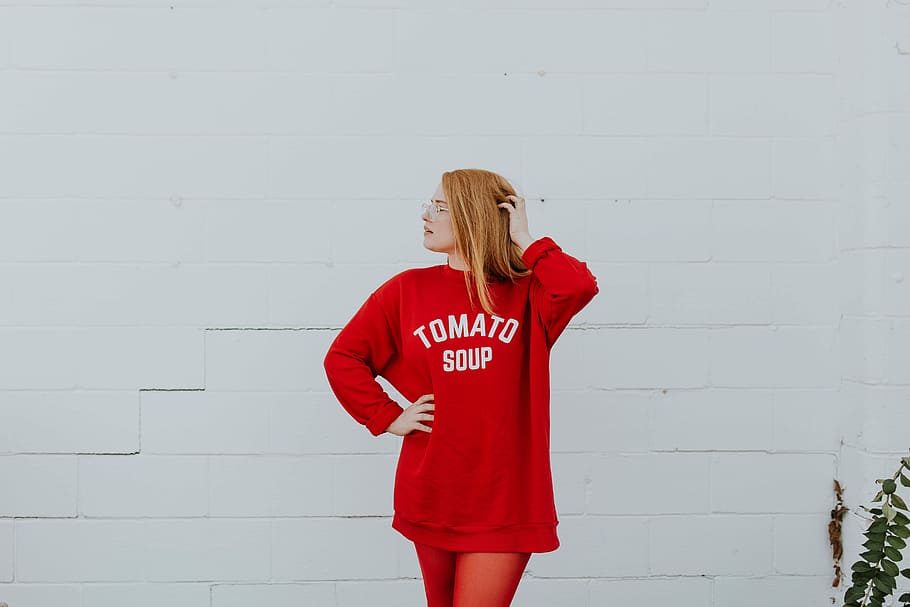 donna, rosso, stampato, giacca, in piedi, bianca, calcestruzzo, parete, verde, frondoso, pianta, donna in rosso, zuppa di pomodoro, donne, capelli biondi, etnia caucasica, una persona, all'aperto, adulto, femmine, persone, inverno, sorridente, solo una giovane donna, solo una donna, solo donne, giovane adulto, caratteristica della parete, persone reali, testo, stili di vita, attività di svago, abbigliamento casual, capi di abbigliamento, tre quarti, giorno, comunicazione, sceneggiatura occidentale, giovani donne, struttura costruita, architettura, acconciatura, adolescente, 5K