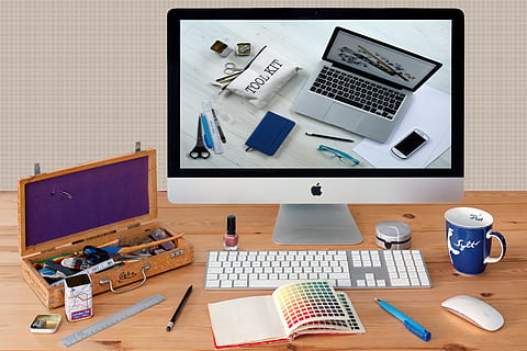nešiojamas kompiuteris, priekyje, imac, darbo vietoje, darbalaukyje, kūrybingas, kompiuteris, maketas, mac, obuolys, dizainas, prekybos įrankiai, klaviatūra, pelė, stalas, stebėti, grafikos dizaineris, ekranas, belaidis, spalvų lentelė, tonas atlasas, rašikliai, technologijos, belaidžio ryšio technologija, lentelė, biuras, verslą, komunikacijos, ryšį, švirkštimo priemonė, nėra žmonių, patalpose, baldai, kompiuterinė įranga, skaičiuoklė, darbo, popieriaus, Užrašų knygelė, 5K, CC0, Viešasis domenas, nemokamai