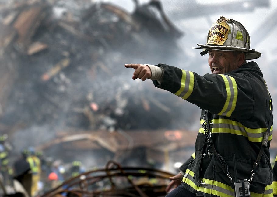 bombeiro apontando, bombeiro, destroços, Pedregulho, 9 11, desastre, ataque terrorista, cidade de Nova York, trabalhador manual, pessoas, homens, roupas, segurança, ocupação, roupas reflexivas, capacete, protecção, fumaça - estrutura física, chapéu, uma pessoa, adulto, vestuário de proteção, ardente, fogo - fenômeno natural, de pé, ao ar livre, uniforme, responsabilidade, trabalhador de resgate, 1080P