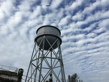 Wasserturm, Himmel, Wolken, wolke - himmel, Flachwinkelansicht, Wasserturm - Lagertank, gebaute Struktur, die Architektur, Natur, Lagertank, Tag, keine Leute, Turm, Gebäudehülle, draußen, Wasserschutz, Metall, große Höhe, Baum, Transport, Sicherheit, 2K, CC0, gemeinfrei, lizenzfrei