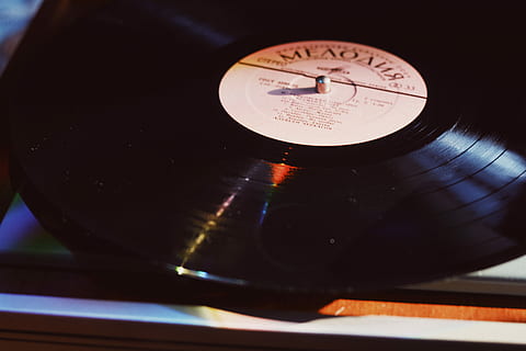 vinyl plade, sort vinyl album, optage, spille, lys, afspejling, pladespiller, tæt på, ingen mennesker, indendørs, musik, enkelt objekt, stilleben, historie, fortiden, nøjagtighed, antik, studio skud, gammel, kunstkultur og underholdning, måleinstrument, teknologi, nummer, kontrollere, retro stylet, 5K, CC0, offentligt domæne, royaltyfrie