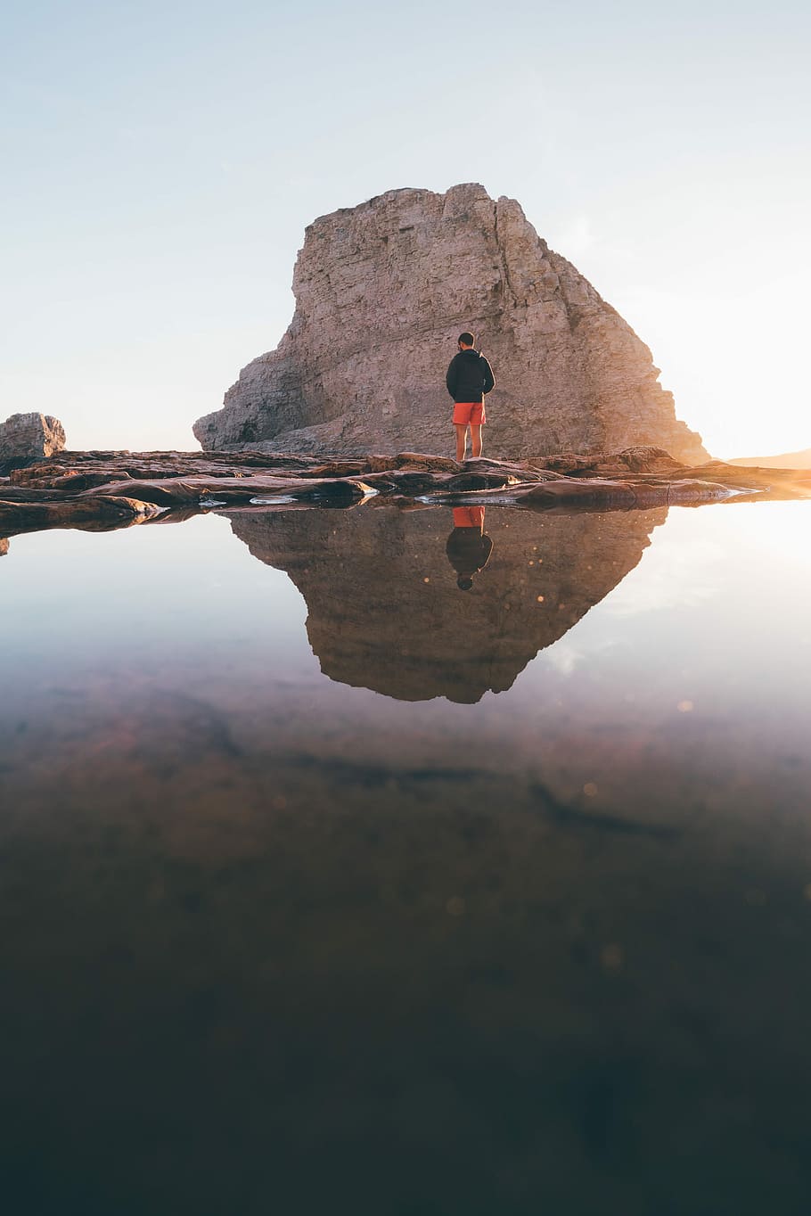 home, de peu, rock, formació de roca, reflexió, paisatge, posta de sol, aigua, curts, curt, cala d'aleta de tauró, cel, bellesa a la natura, naturalesa, tranquil·litat, escenics - natura, davant del mar, escena tranquil·la, dia, una persona, vista del darrere, persones reals, llac, estils de vida, simetria, homes, a l'aire lliure, 2K