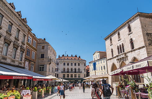 persone, a piedi, vicolo, giorno, Diviso, Croazia, cielo, blu, turismo, ristoranti, cultura, mediterraneo, Europa, vecchio, città, costruzione, antico, storico, dalmazia, strada, turista, architettura, esterno dell'edificio, struttura costruita, folla, gruppo di persone, grande gruppo di persone, natura, persone reali, memorizzare, vita di città, donne, via della città, adulto, destinazioni di viaggio, cielo sereno, all'aperto, 5K, CC0, dominio pubblico, privo di copyright