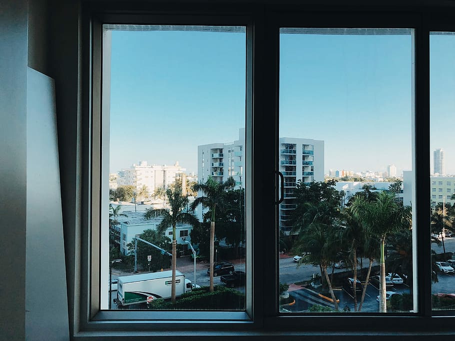 geschlossen, Weiß, Schiebefenster, Klarglasfenster, Aussicht, Himmel, Fenster, Palme, Rahmen, Straße, Baum, Gebäude, Auto, Sonne, Innere, Zimmer, Ausschau halten, hell, Sommer-, Sonnenschein, glücklich, Natur, Stadt, die Architektur, gebaute Struktur, Gebäudehülle, Glas - Material, transparent, keine Leute, Tag, Stadtbild, Pflanze, klarer Himmel, draußen, Stadt leben, Glas, Bürogebäude außen, Wolkenkratzer, Fensterrahmen, 4K