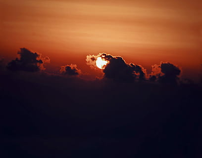 silhouet, wolken, zonsondergang, gouden uurfoto, zon, hemel, wolk, atmosfeer, licht, donker, oranje, zonneschijn, zonsopkomst, schoonheid in de natuur, scenics - natuur, kalmte, wolk - lucht, dramatische hemel, natuur, rustige scène, Oranje kleur, idyllisch, geen mensen, cloudscape, ontzag, achtergronden, zonlicht, milieu, buitenshuis, meteorologie, 5K, CC0, publiek domein, royaltyvrij