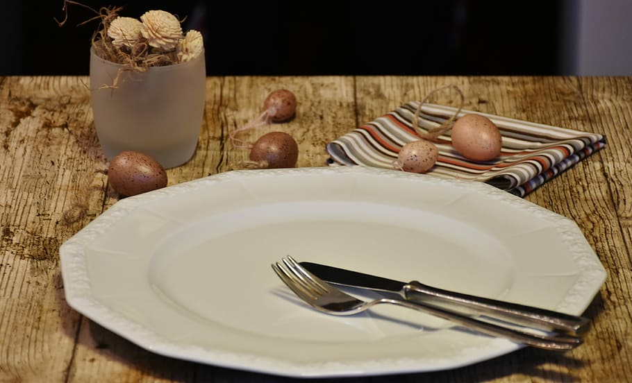 ceràmica, coberta, placa, buit, ganivet, forquilla, vaixella, coberts, porcellana, decoració, servei, taula, pissarra, ben preparat, servir suggeriment, plat buit, ganivet de taula, configuració de lloc, utensili per menjar, menjar i beguda, estri de cuina, menjar, equipament per a la llar, a l'interior, cap gent, natura morta, material de fusta, frescor, vista d’angle alt, primer pla, alimentació saludable, configuració, temptació, 4K