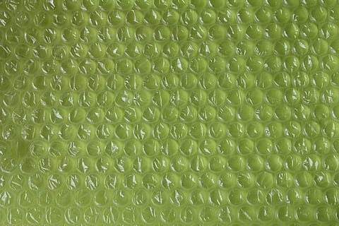 emballage, gennemsigtig, beskyttelse, parcel, pakkemateriale, plast, bobleplast, pude, vabel, kulisse, mønster, struktur, baggrund, baggrund tekstur, design, overflade, effekt, baggrunde, fuld ramme, grøn farve, tekstureret, ingen mennesker, tæt på, overflod, i en række, stor gruppe af objekter, abstrakt, bestille, indendørs, gentagelse, industri, teknologi, metal, skinnende, boble, tekstureret effekt, sølvfarvet, 5K, CC0, offentligt domæne, royaltyfrie