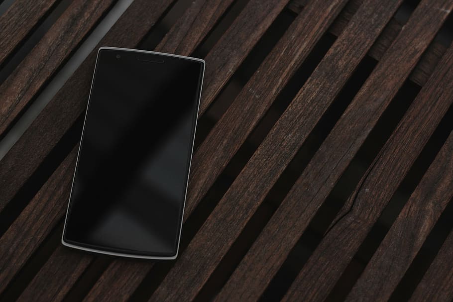 negre, smartphone Android, marró, pissarra, smartphone, telèfon, tecnologia, oneplus, comunicació, marca, Internet, xarxa, mòbil, material de fusta, tecnologia sense fils, cap gent, connexió, a l'interior, vista d’angle alt, natura morta, pantalla, primer pla, taula, pantalla del dispositiu, patró, fusta, tauleta digital, pantalla tàctil, fons, color negre, en blanc, 5K