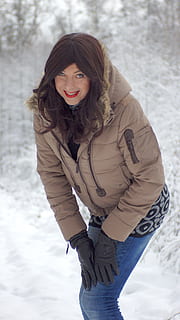 sne, kold, vinter, is, vinterlige, træ, landskab, kvinde, parka, natur, snedækket, vinter magi, iset, vintertid, hvid, vinterforkølelse, vinterblast, sne magi, Frosset, snefnug, smuk, ung, en person, smilende, kigger på kameraet, lykke, tre kvart længde, portræt, tøj, unge kvinder, ung voksen, livsstil, rigtige mennesker, fritidsaktivitet, skønhed, stående, kold temperatur, Kvinder, voksen, smuk kvinde, varme tøj, frisure, hår, udendørs, 4K, CC0, offentligt domæne, royaltyfrie