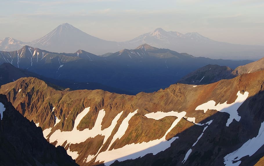 muntanyes, volcà, escalada, alçada, rangs, espai obert, tarda, posta de sol, estiu, neu, sneznik, paisatge, naturalesa, viatge, pic solitari, silenci, pedres, Kamchatka, els arbustos, àlid, olgac, muntanya, Serra, escenics - natura, bellesa a la natura, medi ambient, escena tranquil·la, tranquil·litat, escena no urbana, cel, idíl·lic, viatjar, temperatura de fred, destinacions de viatge, hivern, cap gent, remot, a l'aire lliure, muntanya nevada, cim de muntanya, formació, clima àrid, clima, 1080P