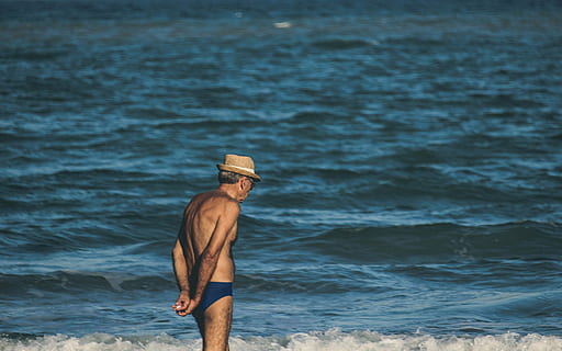 spiaggia, anziano, uomo, vecchio, persona, mare, a piedi, uomini, estate, vacanze, persone, cappello, all'aperto, maschi, acqua, una persona, persone reali, stili di vita, attività di svago, movimento, tre quarti, giorno, in piedi, natura, onda, lungomare, bellezza nella natura, concentrarsi sulle conoscenze acquisite, terra, adulto, 1080P, CC0, dominio pubblico, privo di copyright