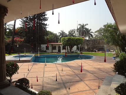 Hinterhof, Aussicht, Tropfen, cristal, Schwimmbad, Baum, Pflanze, Natur, Wasser, Himmel, Tag, die Architektur, Gebäudehülle, gebaute Struktur, Palme, am Pool, tropisches Klima, Sport, echte Menschen, draußen, nass, große gruppe von menschen, 2K, CC0, gemeinfrei, lizenzfrei