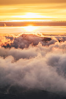 bjerg, dækket, skyer, gylden, time, antenne, udsigt, solnedgang, luftfoto, natur, sky - himmel, himmel, cloudscape, vejr, scenics, skumring, udendørs, sollys, solopgang - daggry, skønhed i naturen, daggry, sol, blå, baggrunde, landskab, morgen, orange farve, dramatisk himmel, scenics - natur, ro, rolig scene, idyllisk, ingen mennesker, majestætisk, ærefrygt, ikke-urbane scene, fluffy, over, meteorologi, 2K, CC0, offentligt domæne, royaltyfrie