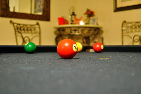 Schwimmbad, Billard, roter Ball, poolball, Sport, Billardtisch, Ball, Billard - Queuesport, Tabelle, drinnen, Nummer, Pool Queue, selektiver Fokus, keine Leute, Freizeitspiele, Entspannung, Freizeitbeschäftigung, Snooker, Kugel, Bewegung, Spielball, Abwesenheit, Poolhalle, Oberflächenniveau, 4K, CC0, gemeinfrei, lizenzfrei