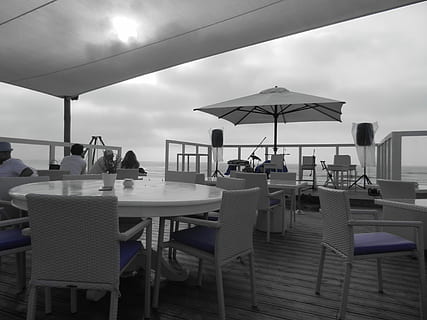 blå, strand, solnedgang, blå, strand, bord, stol, restaurant, cafe, gruppe af mennesker, mad og drikke, sæde, himmel, forretning, vand, hav, parasol, indstilling, natur, belysningsudstyr, sted indstilling, møbel, jord, dag, tilfældige mennesker, fravær, udendørs, horisont over vand, elektrisk lampe, 4K, CC0, offentligt domæne, royaltyfrie