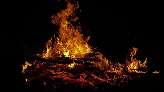 Paskah, api, api paskah, bea cukai, ranting, membakar, bara, api kayu, api unggun, panas, kuning, bersinar, berbahaya, perapian, kayu, estetis, radio, pembakaran, suhu panas, api - fenomena alam, alam, malam, gerakan, bahan kayu, log, tidak ada orang, warna oranye, di luar rumah, neraka, berkemah, gelap, latar belakang hitam, 4K, CC0, domain publik, bebas royalti