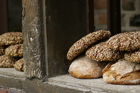 cookies, llavors de sèsam, pa, fresc, saludable, fleca, orgànic, tradicional, menjar, natural, gra, menjar i beguda, frescor, al forn, botiga, llesca de pa, a l'interior, alimentació saludable, benestar, integral, cap gent, llavor, blat, bun, material de fusta, primer pla, taula, marró, pa marró, 2K, CC0, domini públic, lliure de regalies