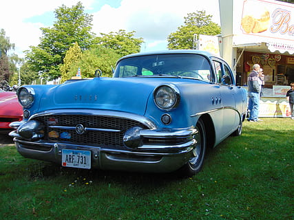 Oldtimer, klassisch, Buick, Auto, altmodisch, Transport, Retro-Stil, Sammlerauto, Baum, Transportmittel, Landfahrzeug, Kraftfahrzeug, Pflanze, Tag, zufällige Menschen, Natur, grüne Farbe, draußen, stationär, Gras, Himmel, Stadt, Wachstum, 5K, CC0, gemeinfrei, lizenzfrei