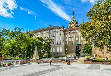 praga, castello, Torre, costruzione, piazza, punto di riferimento, viaggio, architettura, posto famoso, Europa, storia, scena urbana, città, strada, turismo, piazza cittadina, esterno dell'edificio, struttura costruita, cielo, albero, pianta, natura, il passato, destinazioni di viaggio, nuvola - cielo, quartiere residenziale, persone accessorie, vita di città, giorno, all'aperto, paesaggio urbano, governo, 2K, CC0, dominio pubblico, privo di copyright