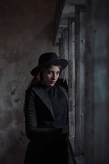 kvinde, stående, ved siden af, stål hegn, fotografi, iført, sort, toppede, lapel suit jakke, bolero hat, opdage, mennesker, en person, hat, Kvinder, mørk, mode, hunner, portræt, alvorlig, kaukasisk etnicitet, ung voksen, smuk, uhyggelig, voksen, sort farve, kigger på kameraet, skønhed, mukker, gangster, fare, tøj, murbygningsfunktion, unge kvinder, rigtige mennesker, livsstil, leder, fritidsaktivitet, taljen op, kigger væk, indendørs, afslappet tøj, smuk kvinde, overvejelse, frisure, 5K, CC0, offentligt domæne, royaltyfrie