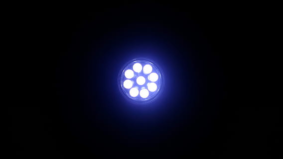lumière, nuit, lampe de poche, bleu foncé, lumière, nuit, foncé, bleu, crépuscule, brouiller, maison, espace, moderne, lampe, éclat, lueur, brillant, matériel d'éclairage, illuminé, personne, équipement de projection, projection, Forme géométrique, cercle, lumière - phénomène naturel, La technologie, forme, faible angle de vue, à l'intérieur, électricité, espace de copie, chambre domestique, faisceau de lumière, projecteur, ampoule, lumière électrique, fond noir, source de courant, lampe électrique, 4K, CC0, domaine public, libre de droits