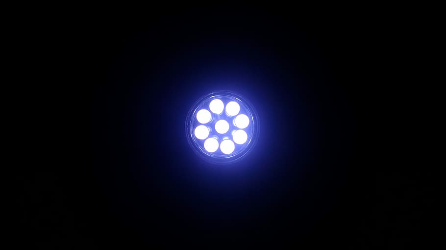 luce, notte, torcia elettrica, blu scuro, luce, notte, buio, blu, crepuscolo, sfocatura, casa, spazio, moderno, lampada, splendere, splendore, luminosa, attrezzatura per l'illuminazione, illuminato, nessuno, attrezzatura di proiezione, proiezione, forma geometrica, cerchio, luce - fenomeno naturale, tecnologia, forma, Inquadratura dal basso, in casa, elettricità, copia spazio, stanza domestica, raggio di luce, riflettore, lampadina, luce elettrica, sfondo nero, Alimentazione elettrica, lampada elettrica, 4K