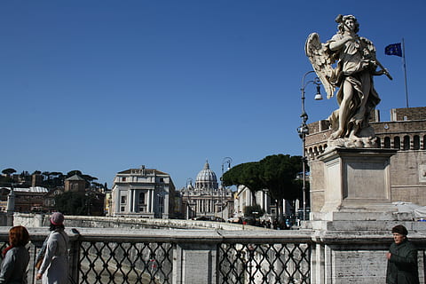 Roma, vista, ponte, architettura, destinazioni di viaggio, statua, politica, struttura costruita, esterno dell'edificio, scultura, rappresentazione, rappresentazione umana, arte e artigianato, cielo, viaggio, turismo, città, il passato, storia, cielo sereno, natura, persone, somiglianza maschile, all'aperto, 4K, CC0, dominio pubblico, privo di copyright