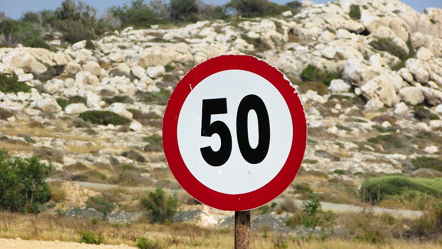 Límit de velocitat, signe, màxim, lent, restricció, senyal de trànsit, vermell, senyal de límit de velocitat, naturalesa, centrar-se en primer pla, comunicació, carretera, nombre, dia, cap gent, planta, cercle, sòlid, orientació, rock, rock - object, forma geomètrica, forma, primer pla, senyal d'advertència, formació, 4K