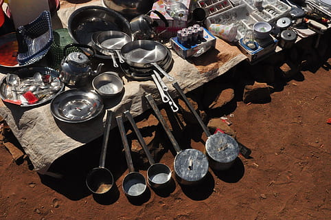peralatan makan, eritrea, asmara, sekelompok besar objek, pilihan, variasi, tampilan sudut tinggi, koleksi, kelimpahan, dalam ruangan, logam, masih hidup, wadah, tidak ada orang, bisnis, pengaturan, peralatan dapur, tua, bisnis kecil, eceran, kelompok, alat memasak, antik, baja, berwarna perak, 2K, CC0, domain publik, bebas royalti
