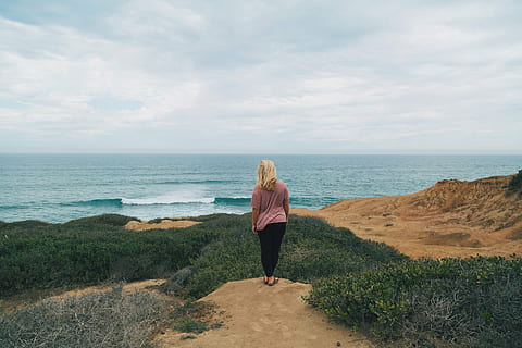 kvinde, stående, havkyst, bagfra, strand, blond, skyer, dagslys, pige, ø, landskab, gamacher, fritid, model, ocean, udendørs, person, planter, rekreation, lempelse, sand, hav, marinemaleri, kysten, skjorte, himmel, hjemmesko, sommer, surf, rejse, horisont over vand, en person, natur, rigtige mennesker, scenics, skønhed i naturen, livsstil, jord, fuld længde, vand, fritidsaktivitet, horisont, scenics - natur, afslappet tøj, Kvinder, sky - himmel, voksen, hår, frisure, kigger på visning, 5K, CC0, offentligt domæne, royaltyfrie