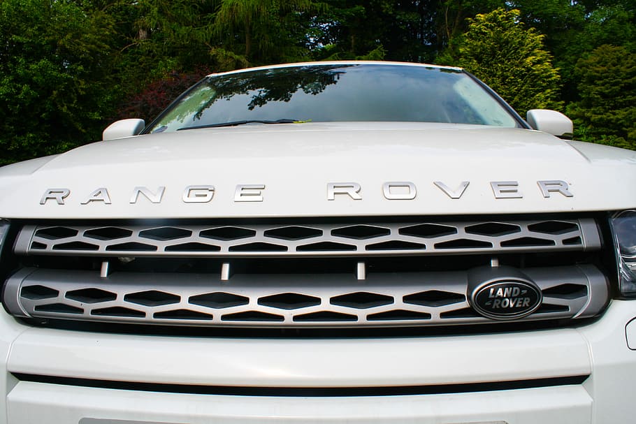 cotxe, gamma rover, evoque, radiador, Range Rover, evocant, transport, vista frontal, color plata, vehicle terrestre, luxe, manera de transport, automòbil, cap gent, dia, arbre, a l'aire lliure, primer pla, planta, parabrisa, naturalesa, centrar-se en primer pla, metall, text, part del vehicle, estacionari, 4K