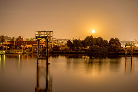 marró, casa, calma, cos, aigua, arquitectura, vaixell, pont, canal, ciutat, alba, vespre, tarda, llac, paisatge, llum, moll, reflexió, riu, silueta, sol, posta de sol, cel, cap gent, naturalesa, estructura construïda, exterior de l'edifici, bellesa a la natura, a l'aire lliure, escenics - natura, davant del mar, tranquil·litat, escena tranquil·la, Parc d'atraccions, 5K, CC0, domini públic, lliure de regalies