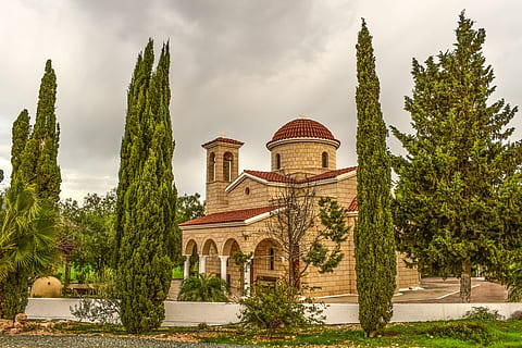 palads nær træer, træ, arkitektur, himmel, skyer, kirke, religion, cypres, landskab, Kristendom, ayia paraskevi, Sotira, cypern, bygget struktur, bygning udvendig, plante, natur, rejsemål, sky - himmel, dome, ingen mennesker, rejse, grøn farve, sted for tilbedelse, bygning, tro, vand, udendørs, regering, prydhave, 5K, CC0, offentligt domæne, royaltyfrie