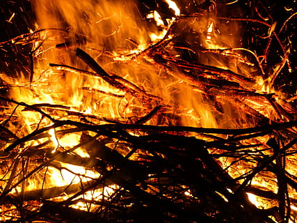 brennende Zweige, Osterfeuer, Feuerflamme, Feuer, Flamme, Ostern, Lagerfeuer, lodern, Feuersbrunst, Wald Feuer, Glut, brennen, Hitze, heiß, Holz, Kamin, Marke, glühend, Gelb, Radio, Feuerkreis, Scheiterhaufen zur Feuerbestattung, ästhetisch, Brennholz, Inferno, Hölle, Feuer - natürliches Phänomen, Hitze - Temperatur, Verbrennung, rot, Nahansicht, abstrakt, Hintergründe, Waldbrand, Rauch - physische Struktur, Baum, Natur, orange Farbe, Holz - Material, Log, Nacht-, keine Leute, Bewegung, Wald, draußen, Verschmutzung, 4K, CC0, gemeinfrei, lizenzfrei