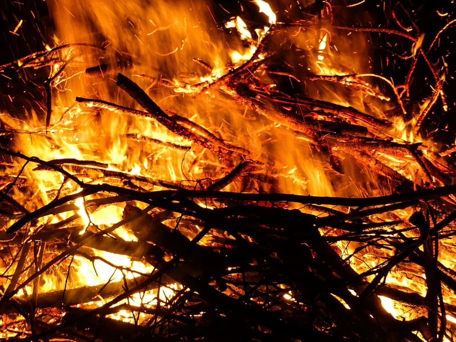 brennende Zweige, Osterfeuer, Feuerflamme, Feuer, Flamme, Ostern, Lagerfeuer, lodern, Feuersbrunst, Wald Feuer, Glut, brennen, Hitze, heiß, Holz, Kamin, Marke, glühend, Gelb, Radio, Feuerkreis, Scheiterhaufen zur Feuerbestattung, ästhetisch, Brennholz, Inferno, Hölle, Feuer - natürliches Phänomen, Hitze - Temperatur, Verbrennung, rot, Nahansicht, abstrakt, Hintergründe, Waldbrand, Rauch - physische Struktur, Baum, Natur, orange Farbe, Holz - Material, Log, Nacht-, keine Leute, Bewegung, Wald, draußen, Verschmutzung, 4K
