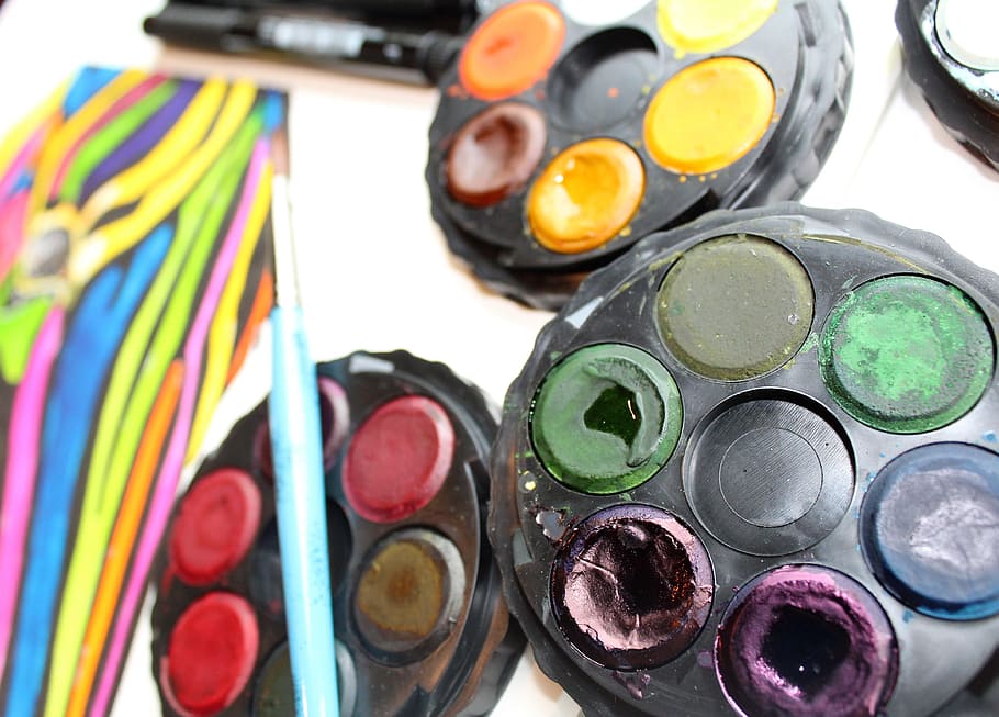 arte, scrivania, studio, dipingere, pittura, disegnare, disegno, vernici, acquerelli, penne, pennarelli, lavoro, design, tavolo, posto di lavoro, creativo, colore, creatività, spazio, moderno, progettista, professionale, artista, spazio di lavoro, attrezzatura, interno, occupazione, pennello, zebra, Koh-i-noor, multicolore, scelta, variazione, natura morta, in casa, nessuno, avvicinamento, contenitore, grande gruppo di oggetti, tavolozza, vista dall'alto, pitture ad acquerelli, prodotto di bellezza, spazzola, forma geometrica, direttamente sopra, cerchio, arte e artigianato, 4K