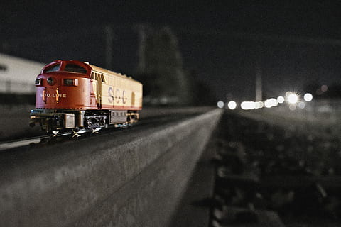 flach, fokus fotografie, rot, Gelb, Spielzeug trainieren, selektiv, fokus foto, Schiene, Zug, Modell-, Spur, dunkel, Nacht-, Transport, Schienenverkehr, Transportmittel, Bahngleis, Zug - Fahrzeug, keine Leute, Landfahrzeug, beleuchtet, Bewegung, Reise, öffentliche Verkehrsmittel, Fokus auf den Vordergrund, Container, unterwegs, draußen, Güterverkehr, Straße, Ankunft, 5K, CC0, gemeinfrei, lizenzfrei