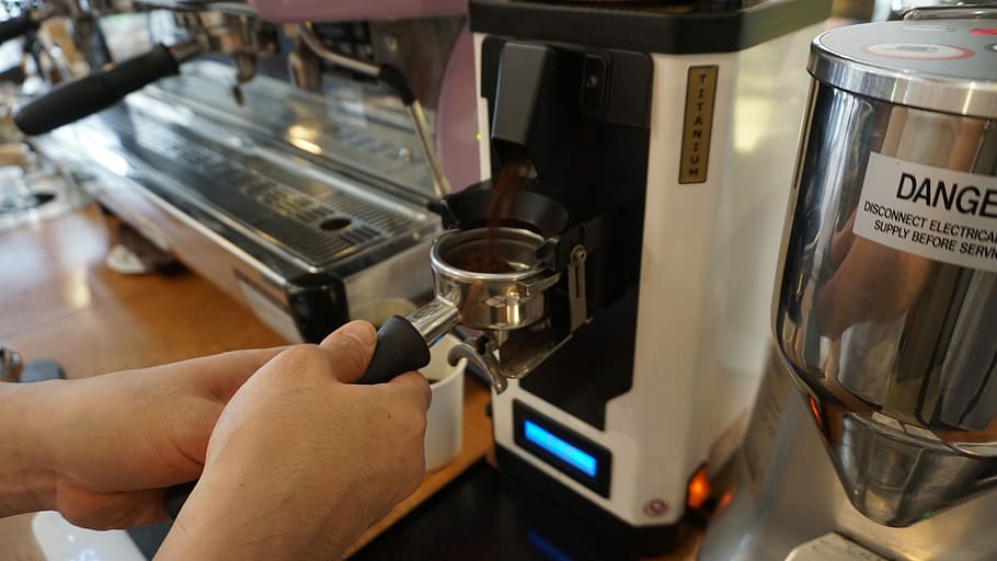 molinet, cafeteria, gra de cafè, fesol, màquina, cafè, mongeta, màquina, natural, preparació, barista, maquinària, mà humana, espresso, fabricació, beure, gent, treball, cafè - beguda, primer pla, moviment, a l'interior, dia, mà, part del cos humà, una persona, celebració, part del cos, menjar i beguda, Cafetera, dit humà, dit, persones reals, cafetera exprés, aparell, equipament, 5K