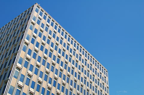 marró, alt, edifici de pujada, durant el dia, blau, blanc, concret, edifici, cel, finestra, arquitectura, gratacels, exterior, vidre, façana, perspectiva, reflexió, arquitectònic, cantonada, modern, fora, exterior de l'edifici, estructura construïda, vista d’angle baix, ciutat, exterior d’edifici d’oficines, oficina, naturalesa, cel clar, cap gent, dia, a l'aire lliure, patró, vidre - material, luxe, 2K, CC0, domini públic, lliure de regalies