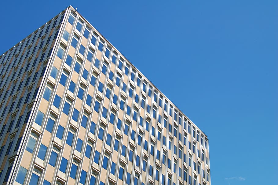 marró, alt, edifici de pujada, durant el dia, blau, blanc, concret, edifici, cel, finestra, arquitectura, gratacels, exterior, vidre, façana, perspectiva, reflexió, arquitectònic, cantonada, modern, fora, exterior de l'edifici, estructura construïda, vista d’angle baix, ciutat, exterior d’edifici d’oficines, oficina, naturalesa, cel clar, cap gent, dia, a l'aire lliure, patró, vidre - material, luxe, 2K