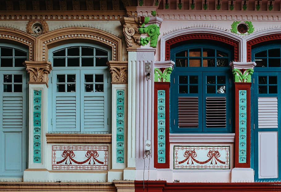 tancat, finestres, casa, dos, blau, portes, colorit, persianes, finestra, edifici, color, arquitectura, exterior de l'edifici, façana, cultures, estructura construïda, lloc famós, vell, història, asia, cap gent, destinacions de viatge, dia, entrada, arc, porta, a l'aire lliure, art i artesania, creativitat, barri residencial, costat a costat, ciutat, patró, funció de construcció de parets, vidre - material, ornamentat, 2K
